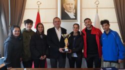 BAŞKAN ERGİN’DEN AYVALIK ATLETİZM SPOR KULÜBÜ İLE TÜRKİYE ŞAMPİYONASI ÖNCESİ DESTEK BULUŞMASI