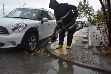 Edremit Belediyesi  7/24 görev başında Edremit Belediyesi şiddetli yağışlara önlem alıyor Edremit Belediyesi yağmur nöbetinde