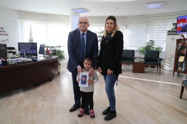 BAŞKAN DEVECİLER’DEN KÜÇÜK DEFNE’YE TABLET