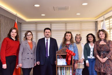 BAŞKAN AVCI’DAN KÜTÜPHANE HEDİYESİ