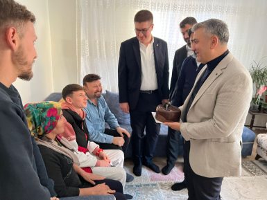 AK Parti Balıkesir Milletvekili Dr. Mustafa Canbey, ilk defa oy kullanacak olan gençleri ziyaret ederek, doğum günlerini kutladı.