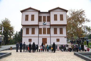 KARESİ ATATÜRK EVİ’NE 1 YILDA 70 BİNİN ÜZERİNDE ZİYARETÇİ KARESİ ATATÜRK EVİ’Nİ ZİYARET EDENLERE NUTUK SÜRPRİZİ
