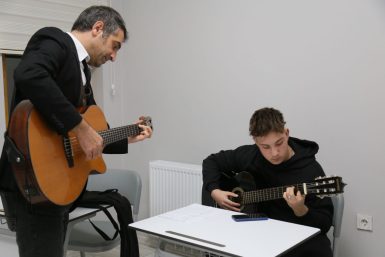 EDREMİT BELEDİYESİ ÜCRETSİZ KURS VERİYOR  ATATÜRK GENÇLİK MERKEZİ’NE BÜYÜK İLGİ