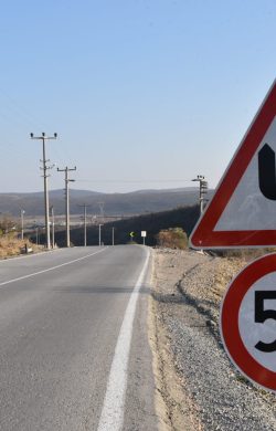 KARESİ’DE BETON YOL ÇALIŞMALARI HIZLANDI  NAİPLİ VE KOCAAVŞAR’A BETON YOL