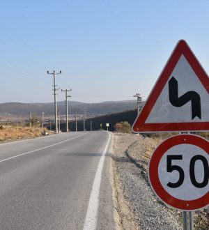 KARESİ’DE BETON YOL ÇALIŞMALARI HIZLANDI  NAİPLİ VE KOCAAVŞAR’A BETON YOL