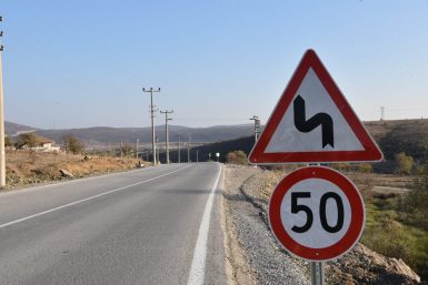 KARESİ’DE BETON YOL ÇALIŞMALARI HIZLANDI  NAİPLİ VE KOCAAVŞAR’A BETON YOL