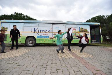 KARESİLİ ÇOCUKLAR KİTAP VE OYUN İLE BULUŞUYOR  KARESİ MOBİL ÇOCUK KÜTÜPHANESİ HİZMETE GİRDİ