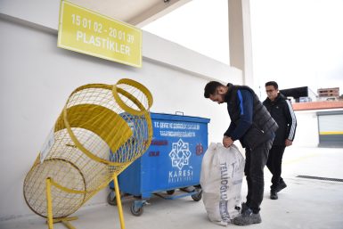 KARESİ’DE ÇEVRECİ VATANDAŞLAR ATIK GETİRME MERKEZİ’NDE