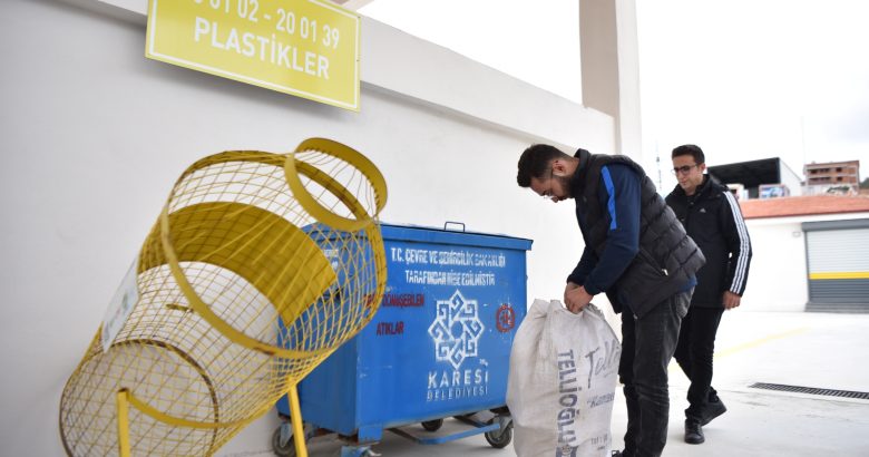  KARESİ’DE ÇEVRECİ VATANDAŞLAR ATIK GETİRME MERKEZİ’NDE