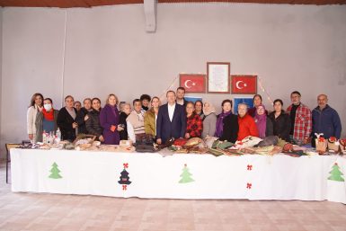 BAŞKAN ERGİN VE EŞİ YENİ YIL HEDİYELERİNİ MAHALLEEVLERİ’NİN YILBAŞI PAZARI’NDAN SEÇTİ