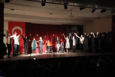 ENGELLİLERDEN MUHTEŞEM TİYATRO