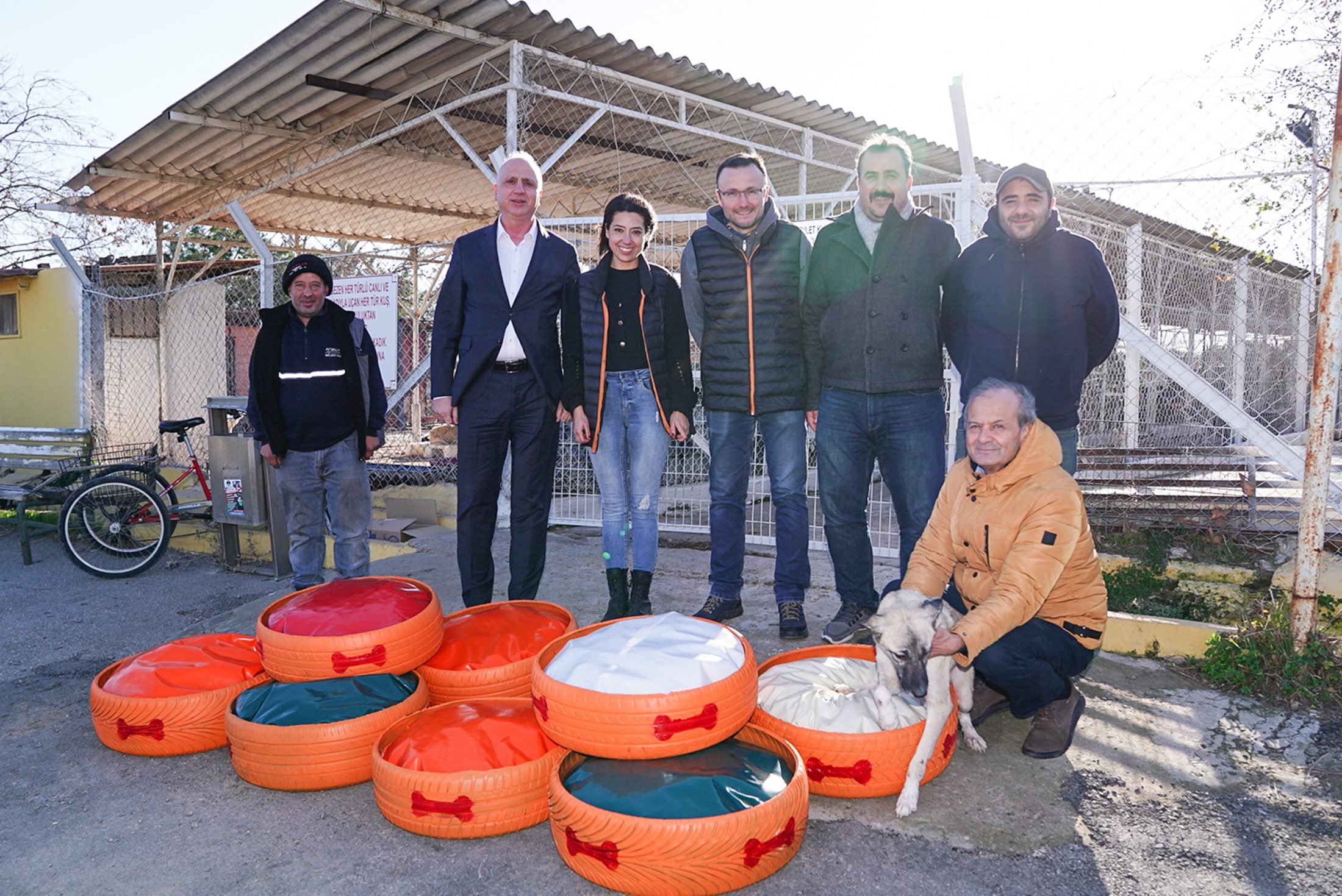 ESKİ LASTİKLER BARINAKTAKİ CAN DOSTLARIMIZ İÇİN YATAK OLDU (4)