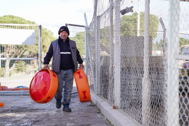 ESKİ LASTİKLER BARINAKTAKİ CAN DOSTLARIMIZ İÇİN YATAK OLDU