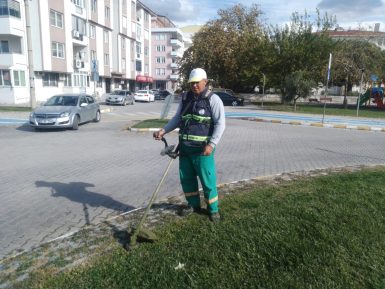 BURHANİYE MERKEZDE PARKLAR YENİLENİYOR