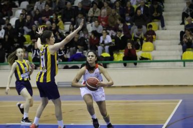 BURHANİYE BELEDİYESPOR KADIN BASKETBOL TAKIMI LİGDE FIRTINA GİBİ ESMEYE DEVAM EDİYOR