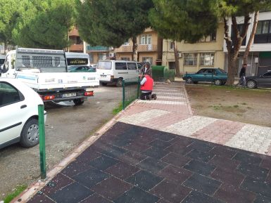 EDREMİT’TEKİ PARKLARA BAKIM YAPILIYOR