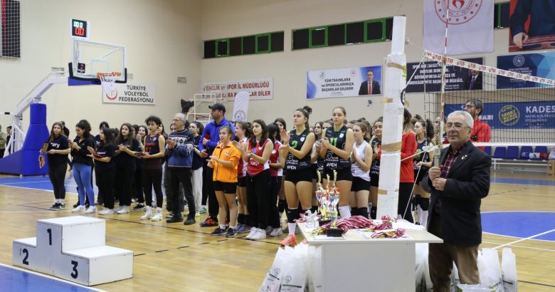  BURHANİYE BELEDİYESİ 100. YIL CUMHURİYET VOLEYBOL TURNUVASININ ÖDÜL TÖRENİ YAPILDI