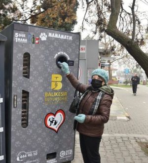 Hem çevreyi koruyor hem de can dostlara mama oluyor