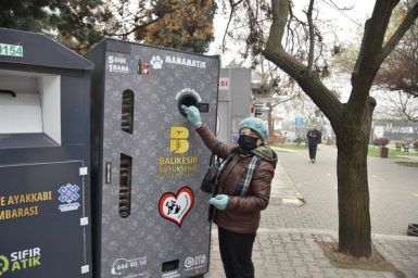Hem çevreyi koruyor hem de can dostlara mama oluyor