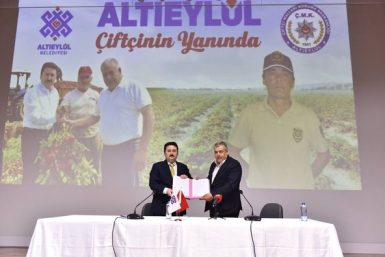 ALTIEYLÜL ÇİFTÇİNİN YANINDA