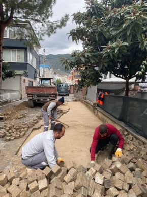 EDREMİT’TE BOZULAN YOLLARA MÜDAHALE