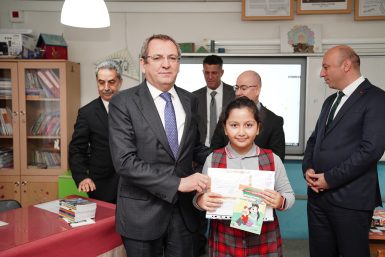 BAŞKAN ERGİN MİNİKLERİN KARNE HEYECANINI PAYLAŞTI