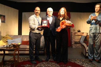 BURHANİYE BELEDİYESİ KENT TİYATROSU’NUN YENİ OYUNU SAHNELENDİ