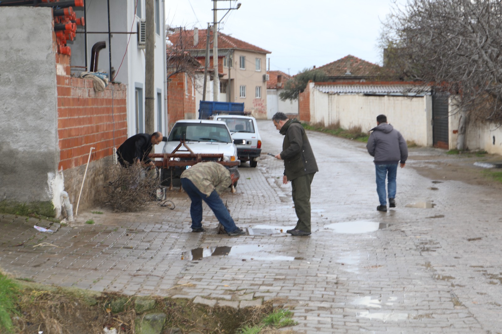 BURHANİYE BELEDİYESİ SAHADA (3)