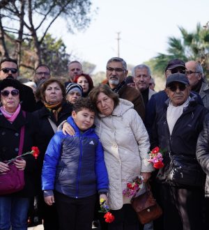 UĞUR MUMCU AYVALIK’TAKİ EVİNİN ÖNÜNDE ANILDI