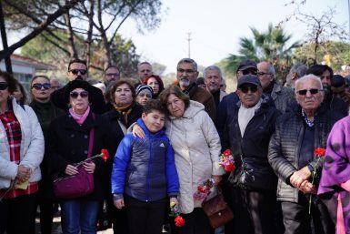 UĞUR MUMCU AYVALIK’TAKİ EVİNİN ÖNÜNDE ANILDI