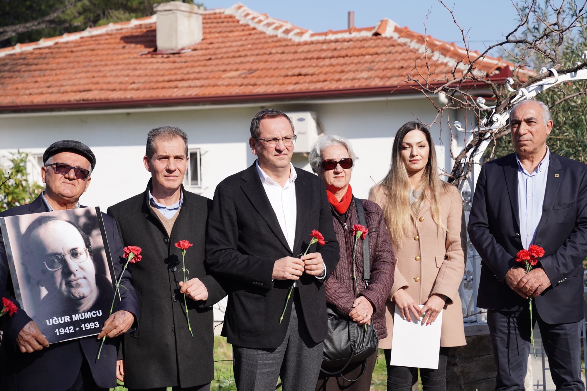 UĞUR MUMCU AYVALIK’TAKİ EVİNİN ÖNÜNDE ANILDI (8)