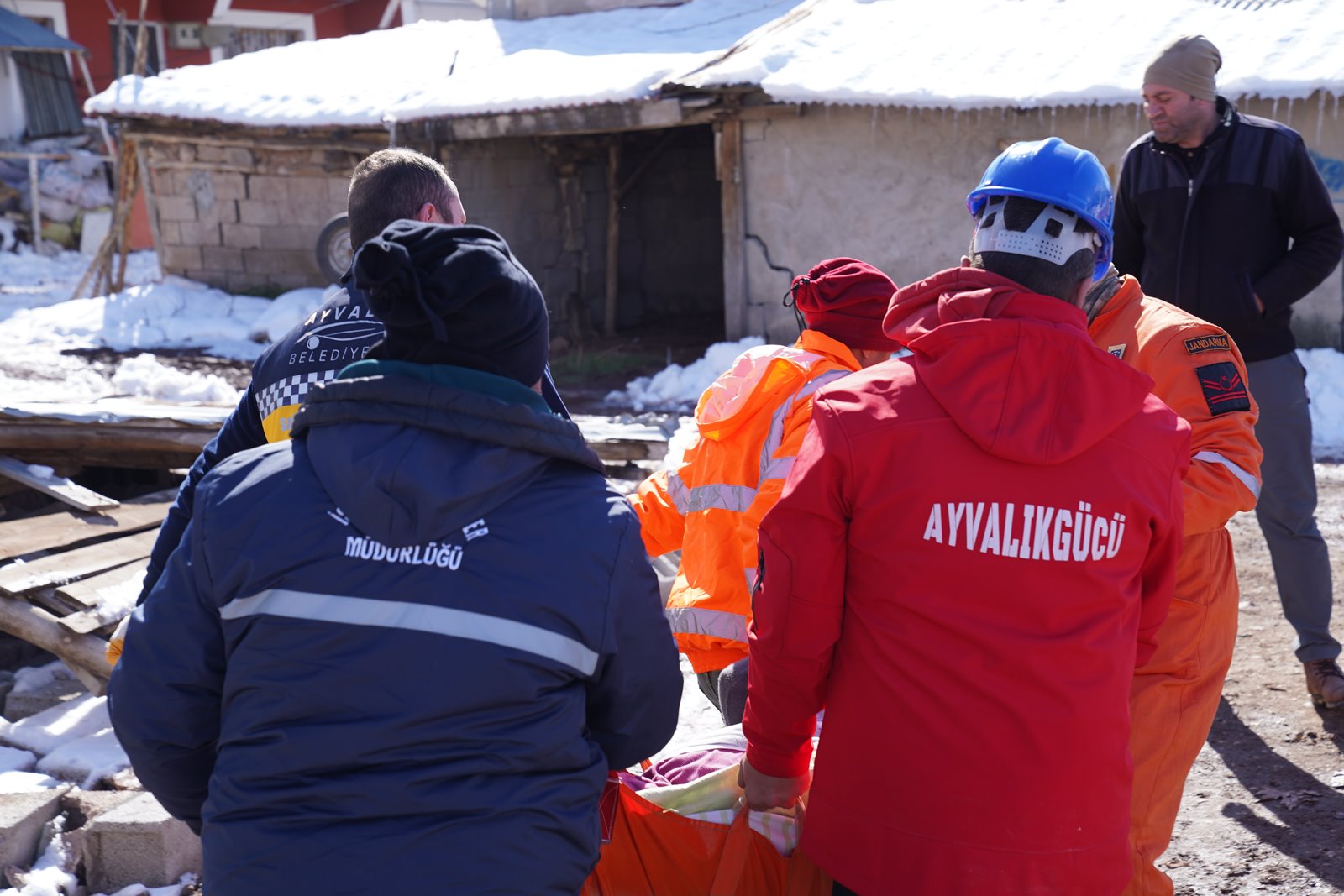 AYVALIK BELEDİYESİ EKİPLERİ DEPREM BÖLGESİNDE (9)