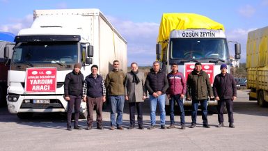 AYVALIK’TA DEPREM BÖLGESİNE YARDIM KÖPRÜSÜ KURULDU