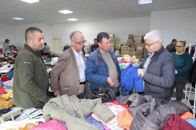 BAŞKAN DEVECİLER BURHANİYE’YE GELEN DEPREMZEDELERİ ZİYARET ETTİ