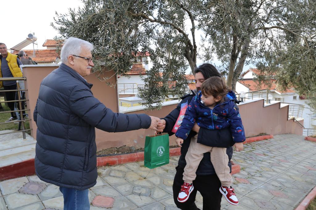 BAŞKAN DEVECİLER BURHANİYE’YE GELEN DEPREMZEDELERİ ZİYARET ETTİ (7)