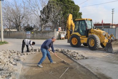 BURHANİYE’NİN KIRSAL MAHALLELERİNDE YOL ÇALIŞMALARI DEVAM EDİYOR