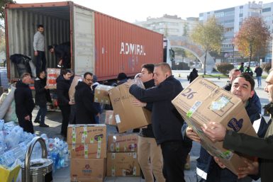 Edremitliler, depremzedeler için tek yürek oldu