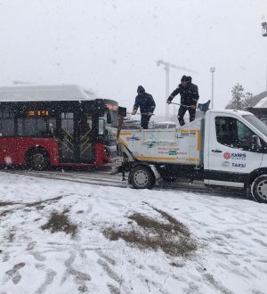 KARESİ’DE KARLA MÜCADELE ÇALIŞMALARI SÜRÜYOR