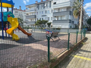 EDREMİT BELEDİYESİ’NDEN PARKLARA BAKIM