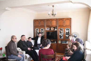 BAŞKAN AVCI DEPREMZEDE AİLELERİ ZİYARET ETTİ