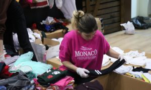 EDREMİT’TE DEPREMZEDELER İÇİN YARDIMLAR DEVAM EDİYOR