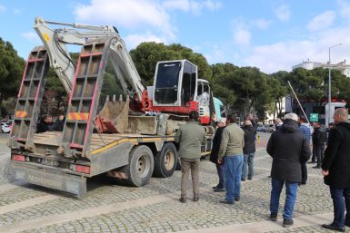 BURHANİYE’DEN HATAY’A İŞ MAKİNELERİ GÖNDERİLDİ