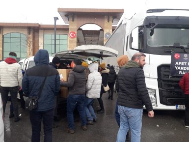 KARESİ TEK YÜREK OLDU