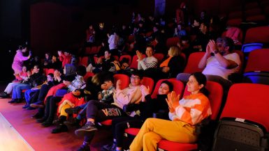 AYVALIK BELEDİYE TİYATROSU’NDAN DEPREM BÖLGESİNDEN GELEN ÇOCUKLAR İÇİN “ÖZGÜR KUŞ”