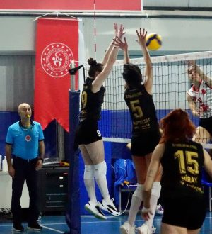 Altınoluk Voleybol yoluna kayıpsız devam ediyor