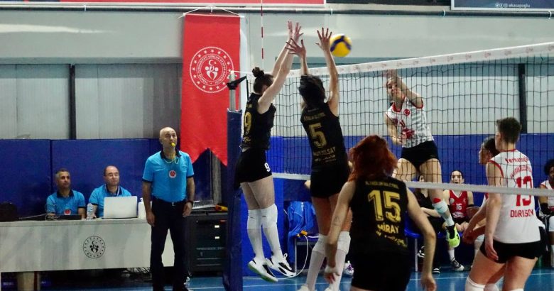  Altınoluk Voleybol yoluna kayıpsız devam ediyor