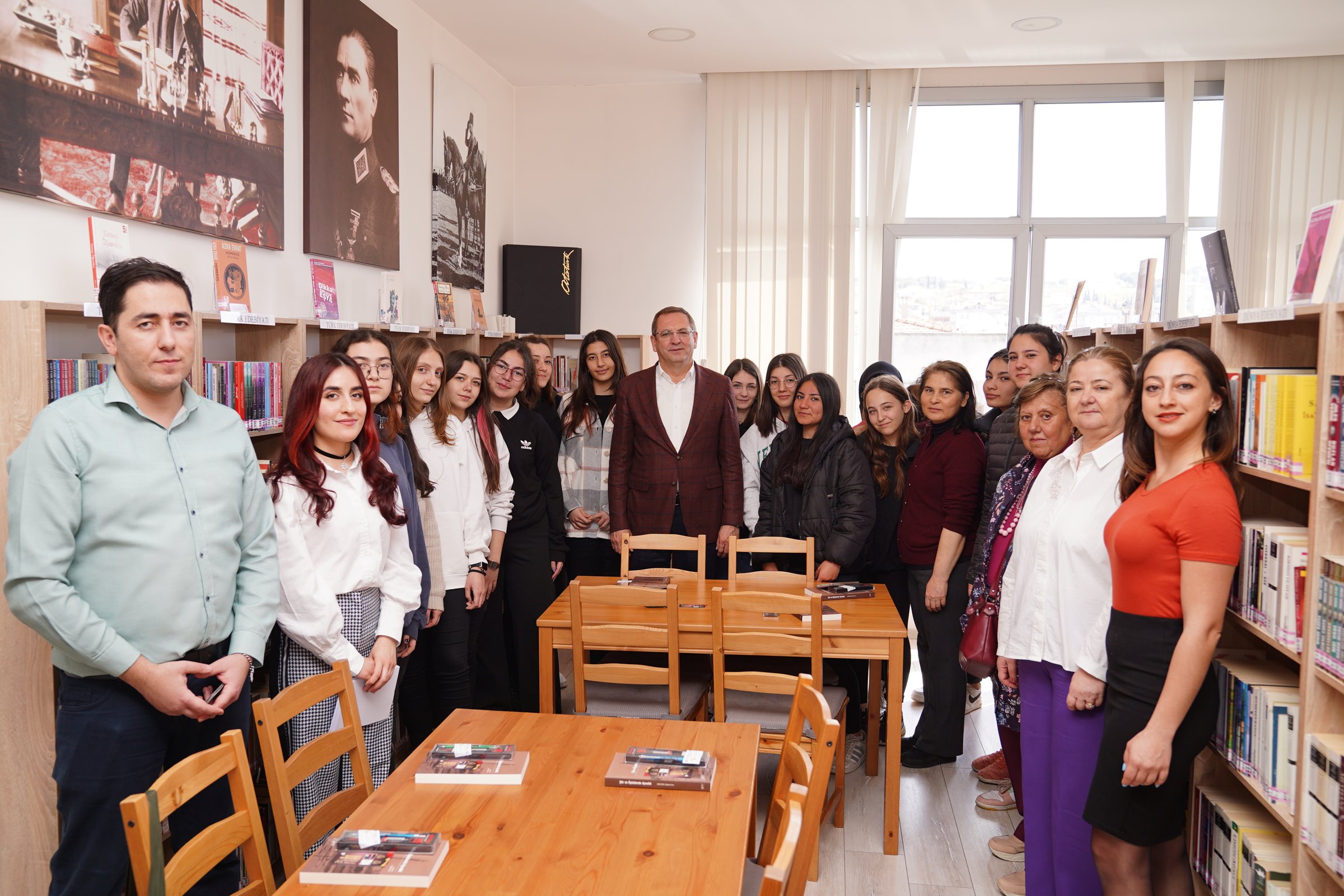 BAŞKAN MESUT ERGİN KÜTÜPHANE HAFTASI’NI ÖĞRENCİLERLE KUTLADI (2)