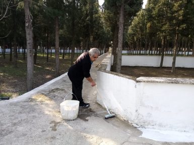 BURHANİYE’NİN MEZARLIKLARINDA PERİYODİK BAKIM YAPILIYOR