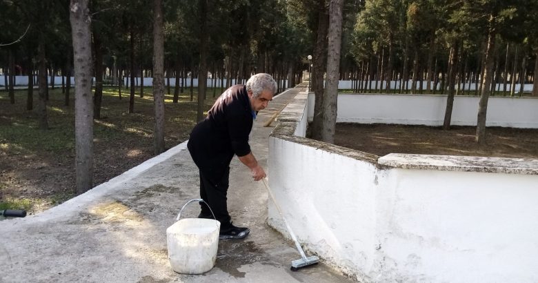  BURHANİYE’NİN MEZARLIKLARINDA PERİYODİK BAKIM YAPILIYOR