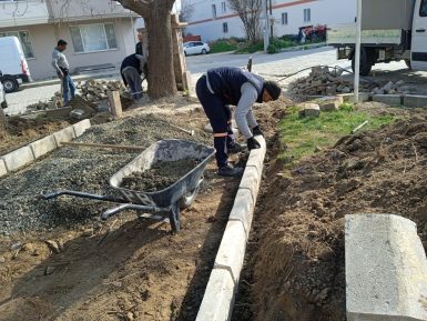 BURHANİYE’DE YEŞİL ALANLAR YENİLENİYOR